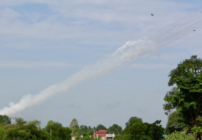 Menschen fliehen in Kambodscha vor Kämpfen an der Grenze zu Thailand. Über 4000 wurden in Sicherheit gebracht, es gab Tote und Verletzte. Foto: epa/Kith Serey