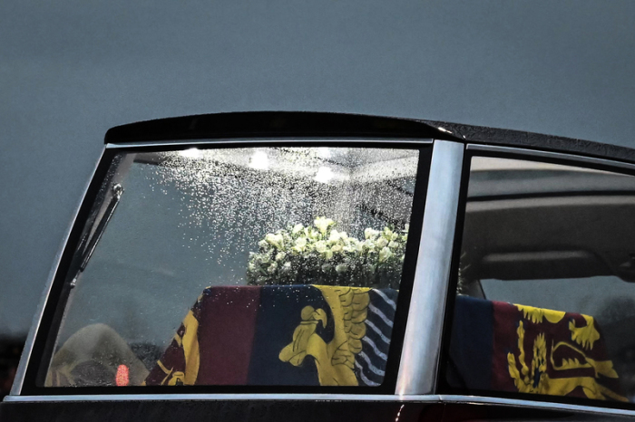 Der Sarg von Königin Elizabeth II. liegt im Leichenwagen auf dem Luftwaffenstützpunkt Northolt. Foto: Ben Stansall/Pa/dpa