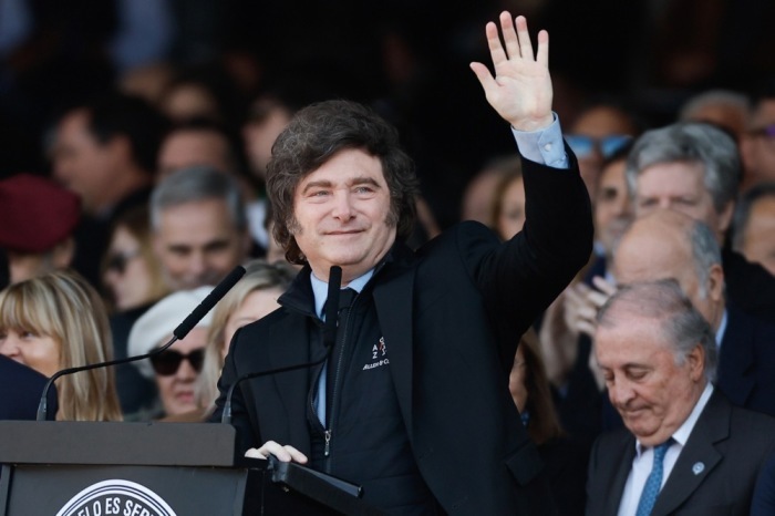 Argentiniens Präsident Javier Milei winkt bei der Eröffnung der Landwirtschafts- und Viehzuchtmesse in Buenos Aires den Besuchern zu. Foto: EPA/Juan Ignacio Roncoroni