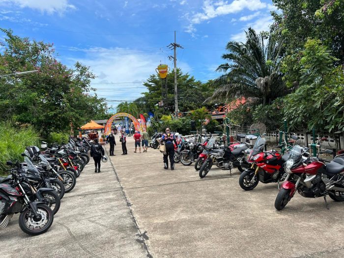 Viele der 350 Besucher reisten mit dem Motorrad an. Im Gegensatz zu Pattaya war es am Sonntag in Sattahip trocken und sonnig. Foto: Koller