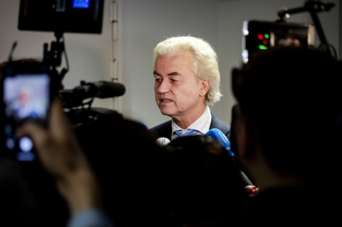 Der rechtsextreme PVV-Vorsitzende Geert Wilders spricht vor der Presse in Den Haag. Foto: EPA-EFE/Robin Van Lonkhuijsen
