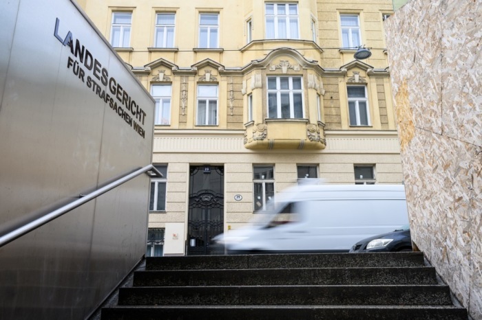 Wiener Landesgericht entscheidet über die Untersuchungshaft des österreichischen Geschäftsmannes Rene Benko. Foto: epa/Max Slovencik
