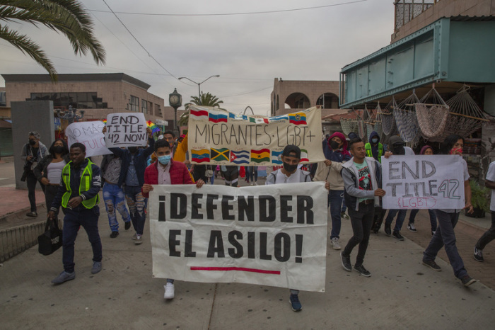 «Für Asyl stehen», «Stoppt Title 42 jetzt», steht auf Plakaten von Migranten, die an einer Kundgebung gegen die Title 42 genannte Handhabe teilnehmen. Foto: Aimee Melo/dpa