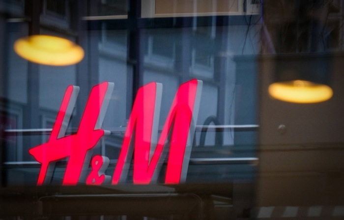 Logo des schwedischen Bekleidungsunternehmens H&M in der Bremer Innenstadt. Foto: epa/Focke Strangmann