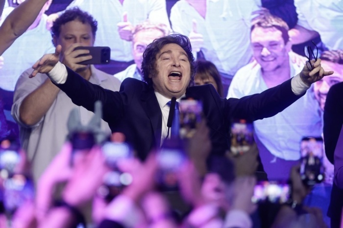 Der argentinische Präsident Javier Milei reagiert während der Abschlusskundgebung der Partei La Libertad Avanza in Rosario. Foto: epa/Stringer