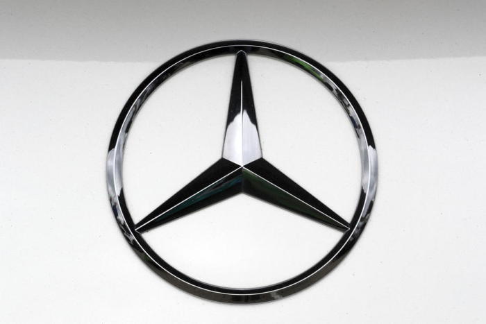 Logo des deutschen Automobilherstellers Mercedes-Benz. Foto: epa/Toms Kalnins