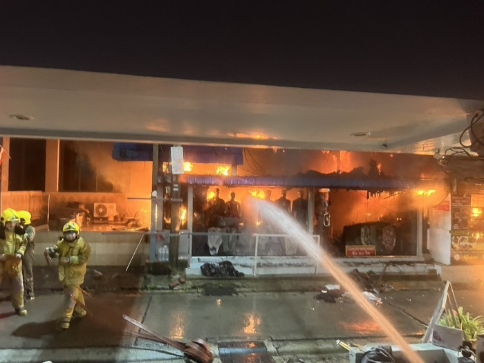 Feuerwehrkräfte bekämpfen den nächtlichen Brand in der Soi Beach Road 13 in Pattaya. Bild: TMN.TV