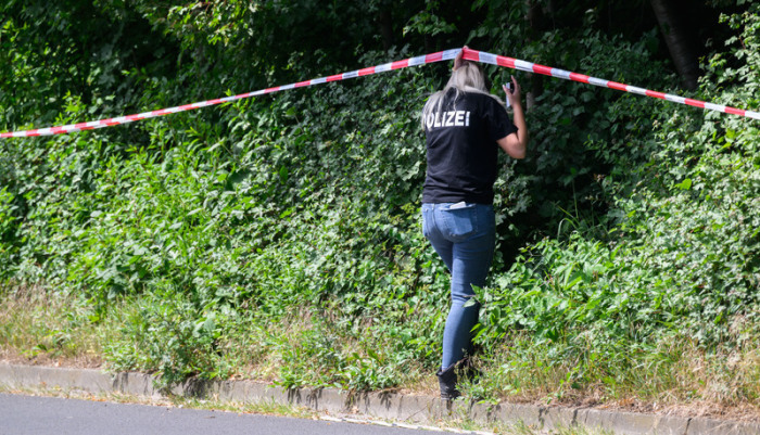 Eine Mitarbeiterin der Spurensicherung der Polizei Salzgitter steht an einem Tatort an einer Grünfläche am Hans-Böckler-Ring. Foto: Julian Stratenschulte/dpa
