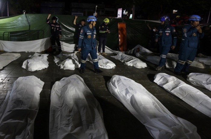 Nach dem Brand im Livemusiklokal Rong Beer Na Ladprao untersuchen Polizei und Sachverständige weiter die Brandursache und mögliche Versäumnisse. Foto: epa/Rungroj Yongrit