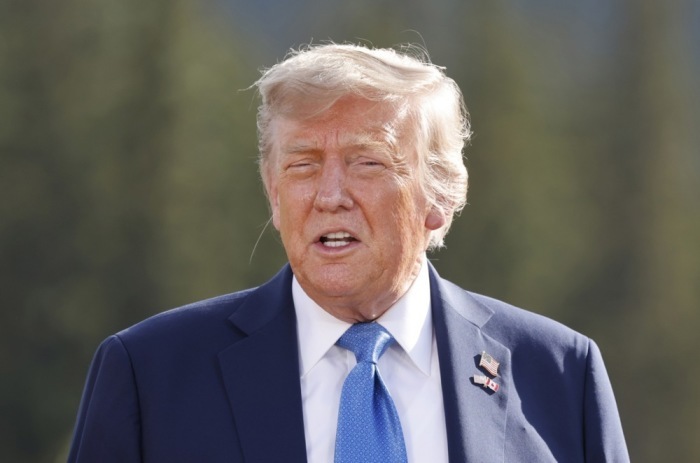 US-Präsident Donald Trump beim Familienfoto mit anderen Staats- und Regierungschefs beim G7-Gipfel auf dem Golfplatz in Kananaskis. Foto: epa/Ludovic Marin