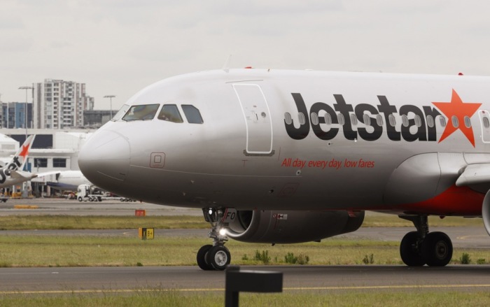 Eine Jetstar-Maschine bereitet sich auf dem Kingsford Smith International Airport in Sydney auf den Start vor. EPA-EFE/DANIEL MUNOZ AUSTRALIA AND NEW ZEALAND OUT