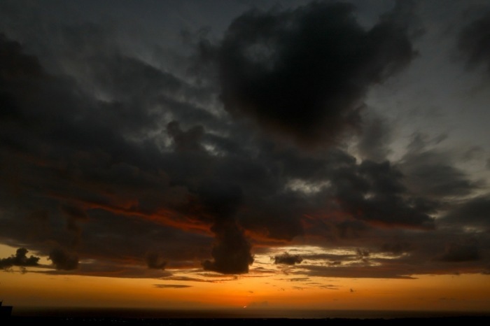 Die Sonne geht über Beirut unter, gesehen von Baabda, und taucht die Stadt in warmes Abendlicht sanft im Abend, am Mittelmeer. Foto: EPA/Wael Hamzeh