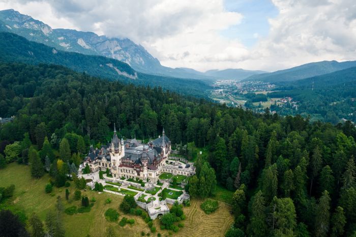 Luftbild einer Drohne vom Schloss Peles in Rumänien. Symbolfoto: epa/frimufilms