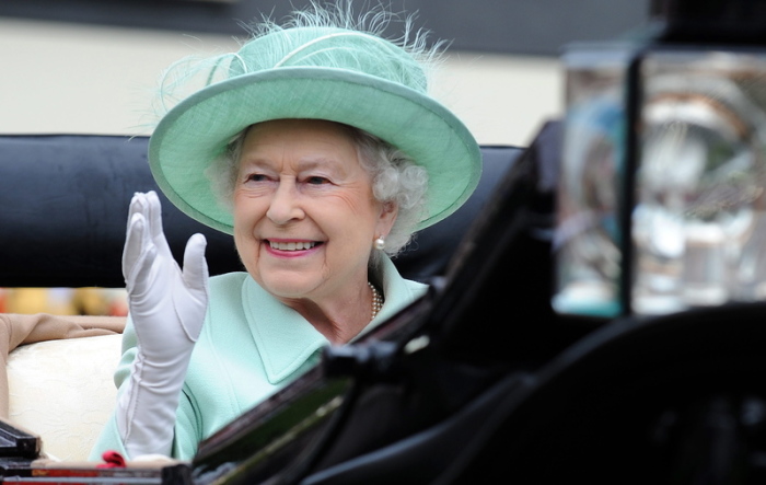 Königin Elizabeth II. winkt aus einer offenen Kutsche. Die Britische Königin Elizabeth II. ist tot. Foto: Andy Rain/epa/dpa