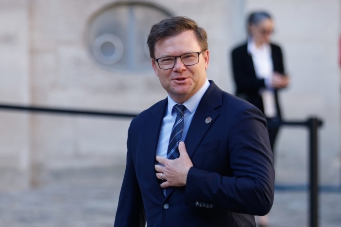 Bundesumweltminister Carsten Schneider trifft zu den Beratungen der G7-Umweltminister in Paris ein. Im Mittelpunkt stehen Klima-, Umwelt- und Naturschutzthemen. Foto: Mohammed Badra/epa/dpa