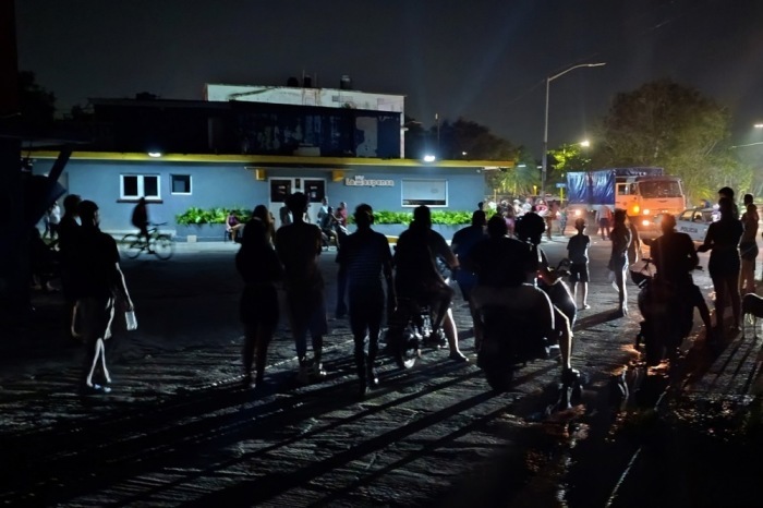 Demonstranten protestieren in Havanna gegen die anhaltenden Stromausfälle. Die täglichen Proteste spiegeln die wachsende Unzufriedenheit in Kuba wider. Foto: Ernesto Mastrascusa/epa