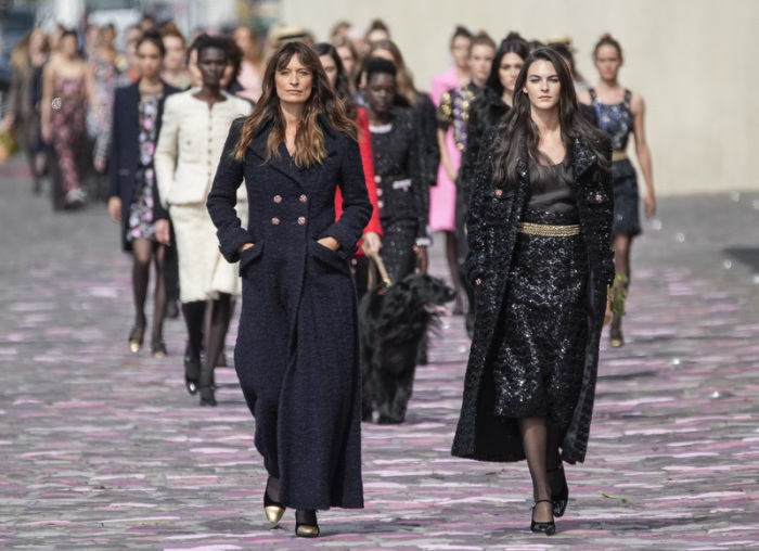 Caroline de Maigret (l), Model und Musikproduzentin aus Frankreich, führt die Präsentation der Haute Couture Herbst/Winter 2023-2024 Kollektion von Chanel an. Foto: Christophe Ena/Ap/dpa