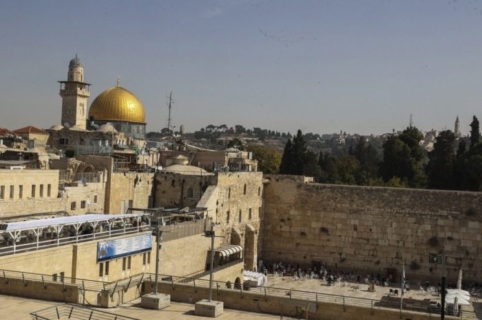 Jüdische Gläubige beten an der Klagemauer in der Altstadt von Jerusalem. Foto: epa/Manuel De Almeida