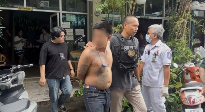 Ermittler der Polizeistation Nong Prue führen den festgenommenen Tatverdächtigen nach dem Polizeieinsatz aus dem Hotel. Bild: TMN.TV