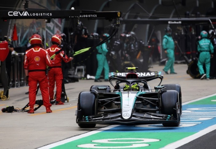 Der britische Mercedes-Fahrer Lewis Hamilton in der Boxengasse während des Formel-1-Grand-Prix von China in Shanghai. Foto: epa/Andres Martinez Casares