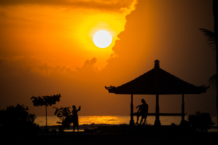 Die Sonne geht am Strand von Nusa Dua am Tag vor Beginn des G20-Gipfels auf. Foto: Christoph Soeder/dpa