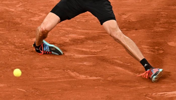 Die Füße von Alexander Zverev sind abgebildet, als er während seines Spiels verletzt auf den Platz fällt. Zverev ist bei den French Open in Paris im Halbfinale gegen Nadal von einer Verletzung gestoppt worden. Foto: Tomas Stevens
