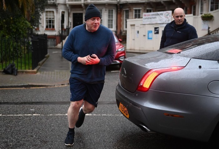 Der frühere britische Premierminister Boris Johnson kommt nach einem Lauf in London in seinem Haus an. Foto: epa/Neil Hall