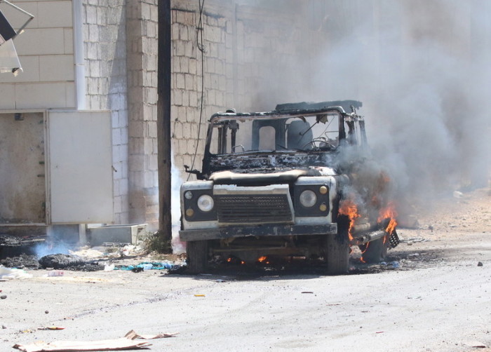 Ein brennendes Fahrzeug ist in der strategisch wichtigen Stadt Saida im Südosten der Stadt Daraa zu sehen. Foto: epa/Youssef Badawi