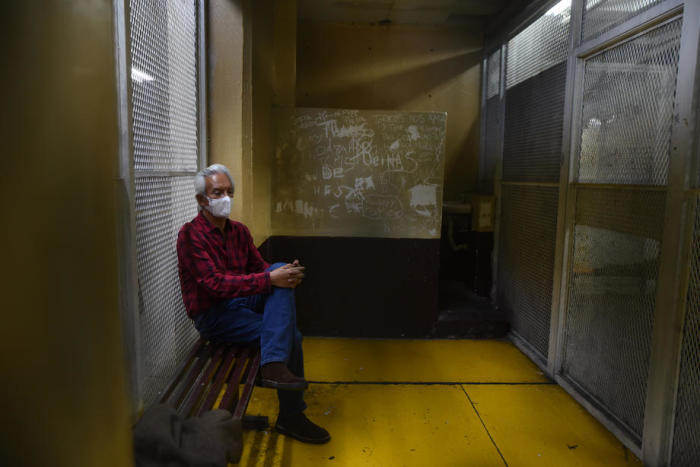 Jose Ruben Zamora, Journalist und Präsident der Morgenzeitung elPeriodico, der wegen Geldwäsche, Erpressung und Einflussnahme inhaftiert ist, bleibt in einer Zelle im Gerichtsturm in Guatemala-Stadt. Foto: epa/Edwin Bercian