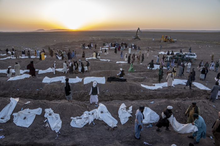 Afghanen begraben Hunderte von Menschen, die bei einem Erdbeben ums Leben gekommen sind, außerhalb eines Dorfes im Bezirk Zenda Jan in der Provinz Herat im Westen Afghanistans. Foto: Ebrahim Noroozi/Ap/dpa