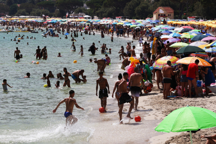 Zahlreiche Menschen sind am Strand von Mondello auf Sizilien zu sehen. Foto: Alberto Lo Bianco/Lapresse Via Zuma Press/dpa