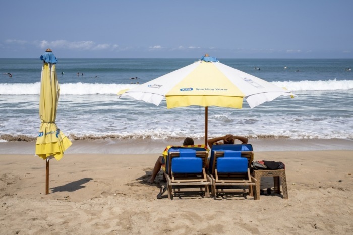Touristen genießen den Strand von Kuta auf Bali. Die indonesische Ferieninsel erwartet bis Ende 2025 rund sieben Millionen internationale Besucher. Foto: epa/Made Nagi