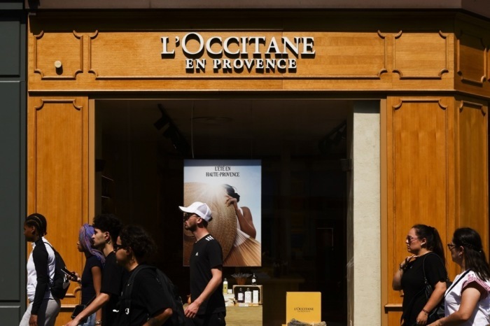 US-Zölle belasten französische Kosmetikbranche, Kunden vor L'Occitane-Geschäft in Paris, wichtige Exportmärkte geraten unter Druck. Foto: epa/Teresa Suarez