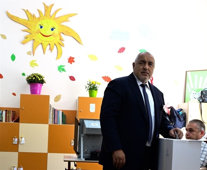 Bojko Borissow, Vorsitzender der GERB-Partei, gibt seine Stimme in einem Wahllokal während der Parlamentswahlen in Sofia ab. Foto: epa/Vassil Donev