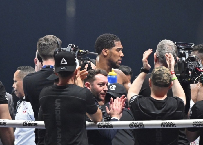 Anthony Joshua jubelt nach dem K.-o.-Sieg gegen Francis Ngannou beim Schwergewichtskampf in Riad. Foto: EPA/Stringer