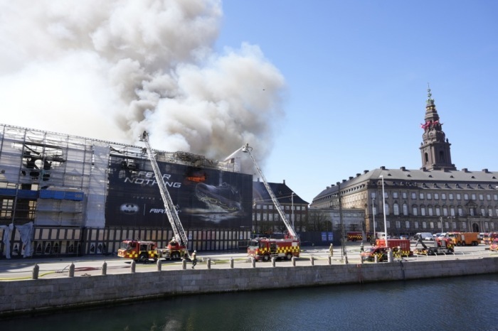 Feuerwehrleute bekämpfen das Feuer in der alten Börse (Boersen) in Kopenhagen. Foto: epa/Emil Helms