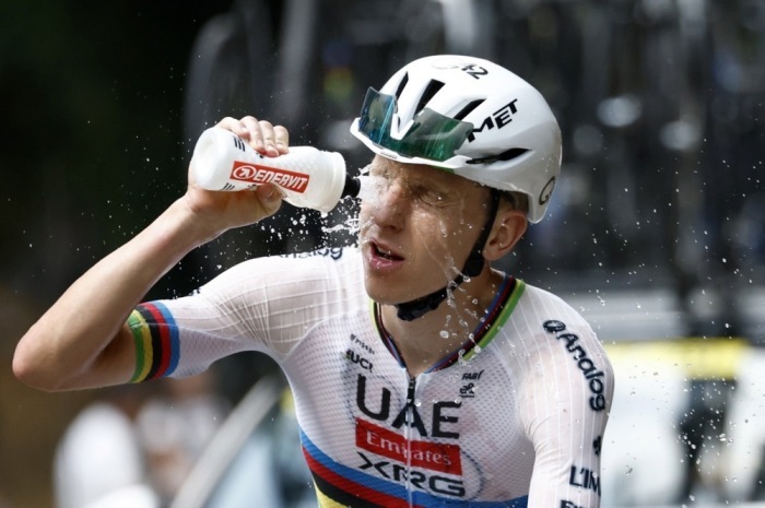 Tadej Pogačar kühlt sich während der sechsten Etappe der Tour de France zwischen Pau und Gavarnie-Gèdre ab. Foto: EPA/Yoan Valat