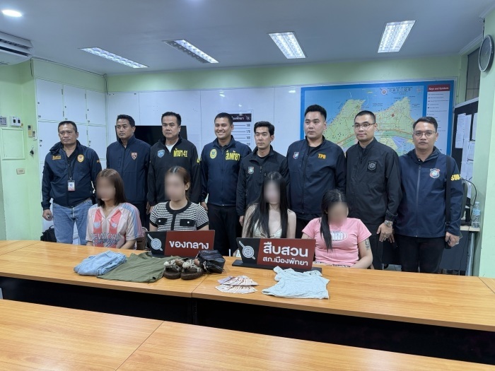 Die Polizei präsentiert die festgenommenen Tatverdächtigen sowie sichergestellte Gegenstände in Pattaya. Bild: TMN.TV