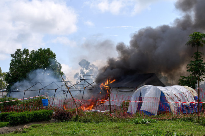 Flammen und Rauch steigen aus einem Ebola-Behandlungszentrum auf. Foto: Dirole Lotsima Dieudonne/Ap/dpa