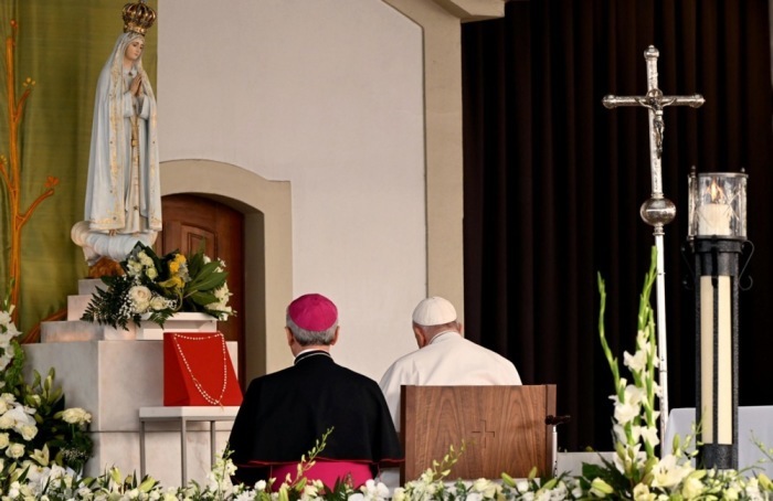 Papst Franziskus (C-R) betet in der Kapelle der Erscheinungen im Heiligtum Unserer Lieben Frau von Fatima in Fatima. Foto: epa/Maurizio Brambatti