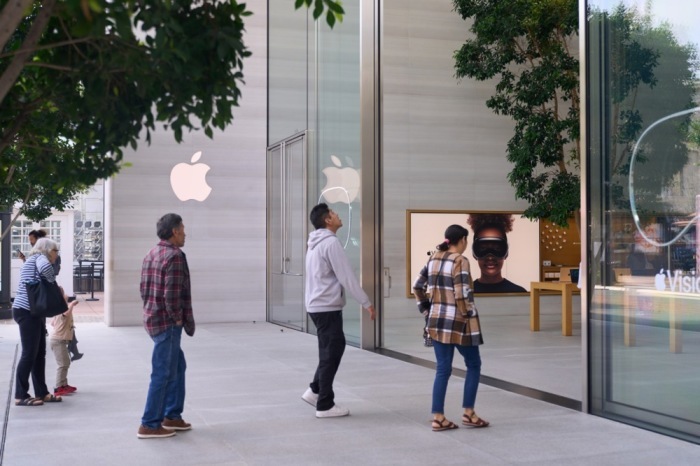 Menschen gehen an einem Apple-Einzelhandelsgeschäft in Los Angeles vorbei. Foto: epa/Allison Dinner