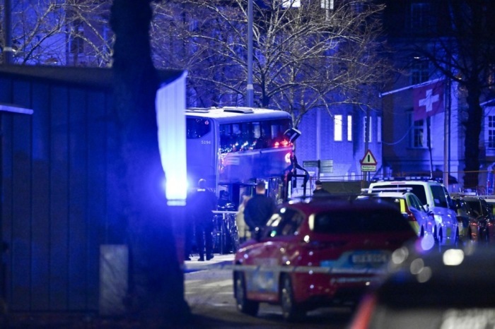 Einsatzkräfte untersuchen in Stockholm die Unfallstelle, nachdem ein Bus in eine Haltestelle raste und Menschen – starben. Foto: epa/Henrik Montgomery
