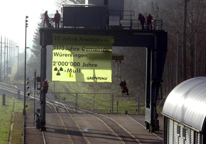 Greenpeace-Aktivisten haben ein Transparent vor dem Atommüll-Zwischenlager in Würenlingen aufgestellt. Foto: epa/Dave_adair