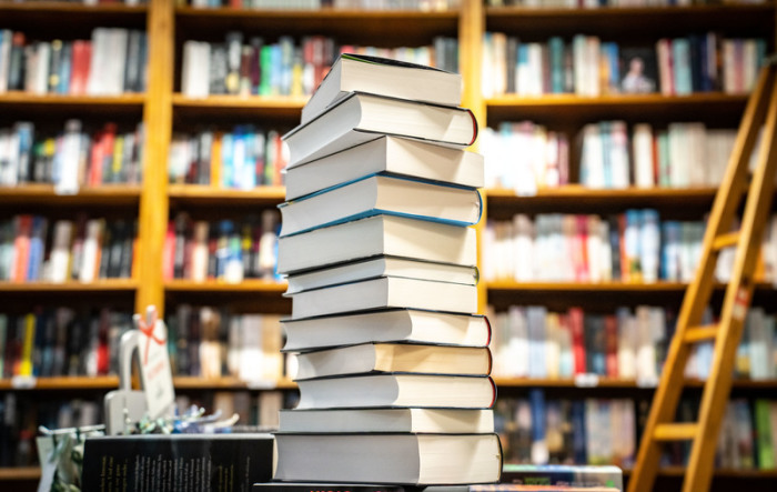 Bücher liegen gestapelt in einer Buchhandlung auf einem Verkaufstisch. Foto: Frank Rumpenhorst/dpa
