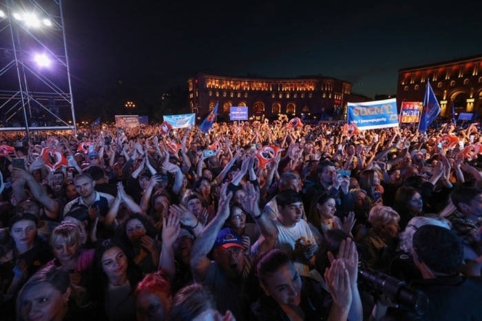 Anhänger der Regierungspartei Civil Contract versammeln sich auf dem Platz der Republik in Jerewan zum letzten Wahlkampfauftritt vor der Parlamentswahl. Foto: epa/Hayk Baghdasaryan/photolure