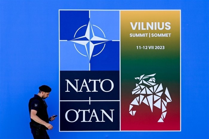 Ein Sicherheitsbeamter am Veranstaltungsort des NATO-Gipfels in Vilnius. Foto: epa/Filip Singer