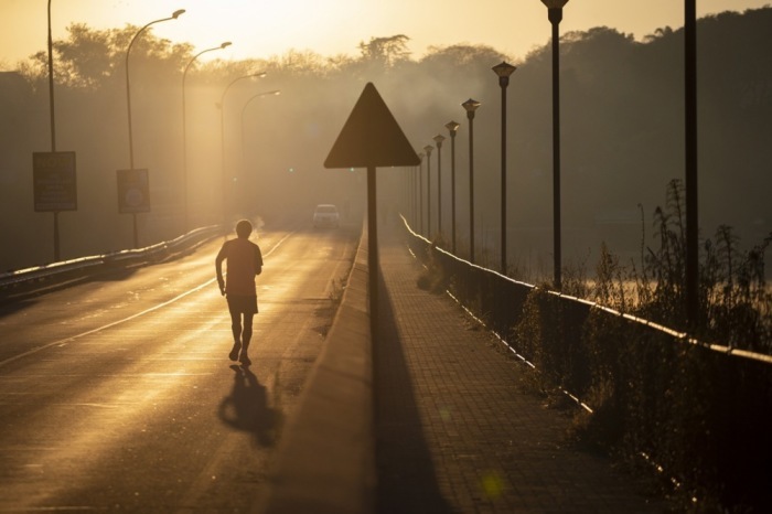 Ein Mann läuft an einem Wintermorgen während des 124. Tages der nationalen Abriegelung aufgrund der Coronavirus-Pandemie in Johannesburg. Archivfoto: epa/KIM LUDBROOK