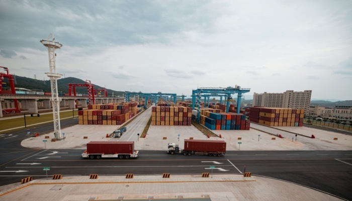 ahrerlose Lastwagen transportieren Container im internationalen Hub-Port von Yiwu in der chinesischen Provinz Zhejiang. Foto: epa/Alex Plavevski