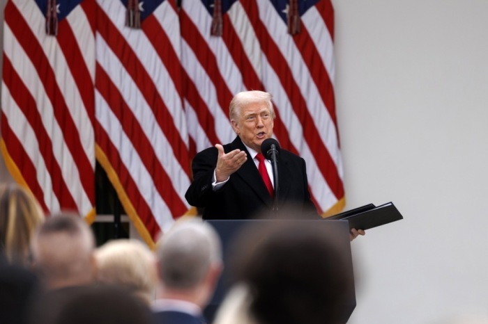 Donald Trump spricht im Rosengarten, bevor er den Truthahn „Gobble“ im Rahmen der traditionellen Thanksgiving-Zeremonie begnadigt. Foto: EPA/Will Oliver