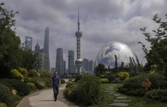 Ein Mensch geht nach der Lockerung der COVID-19-Beschränkungen in Shanghai im Park spazieren. Foto: epa/Alex Plavevski